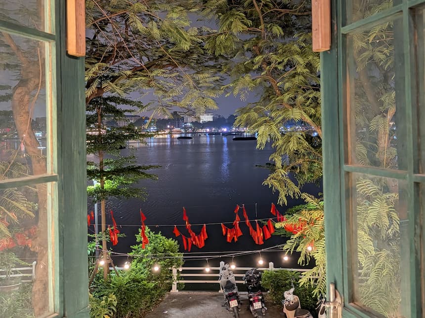 カフェの窓越しに見る西湖の夜景