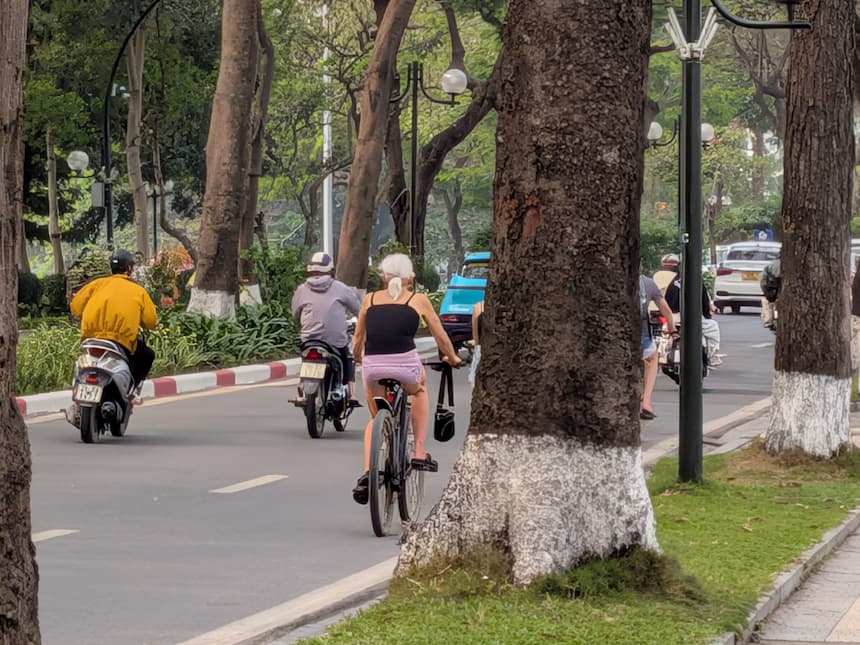 西湖湖畔をレンタサイクルで周回する人々