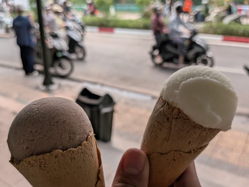 ハノイ・西湖エリアで食べるベトナムのアイスクリーム（kem bò）チョコレート味とココナッツ味のコーン