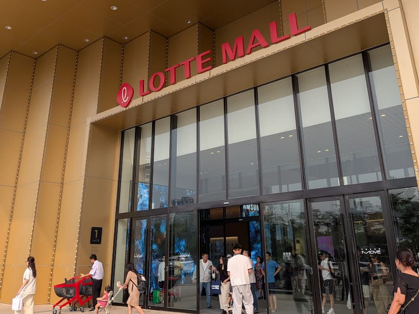ハノイ・西湖エリアのロッテモール（Lotte Mall）正面入口の外観