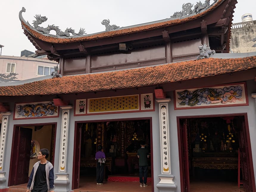 西湖府（Phủ Tây Hồ）の門と参拝者