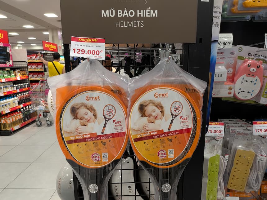 ベトナムのスーパーで売られている電撃式蚊取りラケット(蚊対策グッズ)