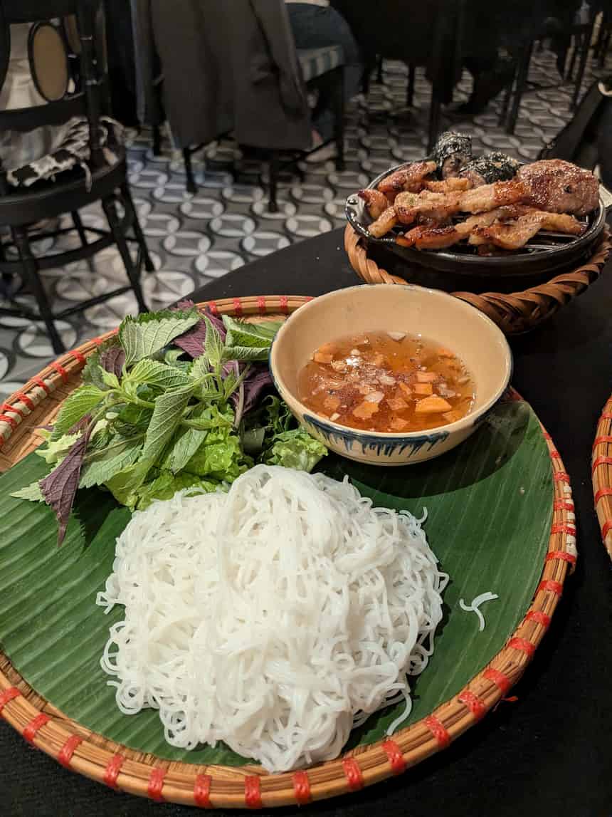 ベトナム料理のブンチャー(焼き豚と米麺、ハーブ、つけダレのセット)