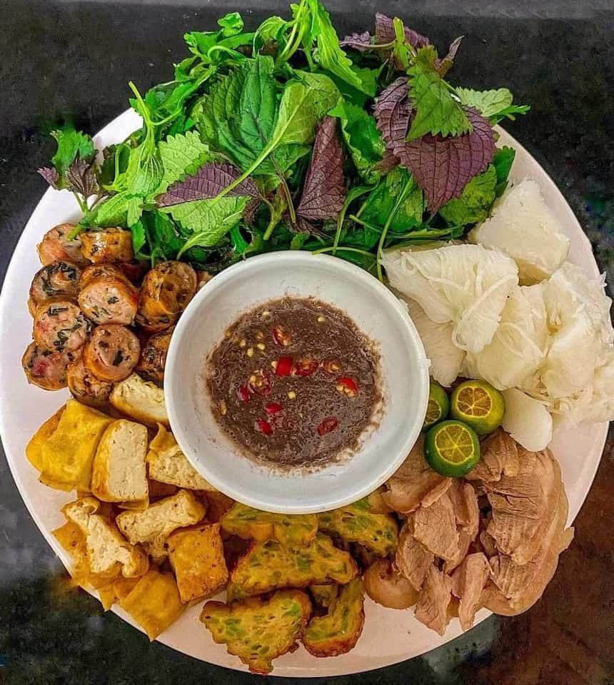 ハノイの名物料理「ブン・ダウ・マム・トム(Bún đậu mắm tôm)」。揚げ豆腐