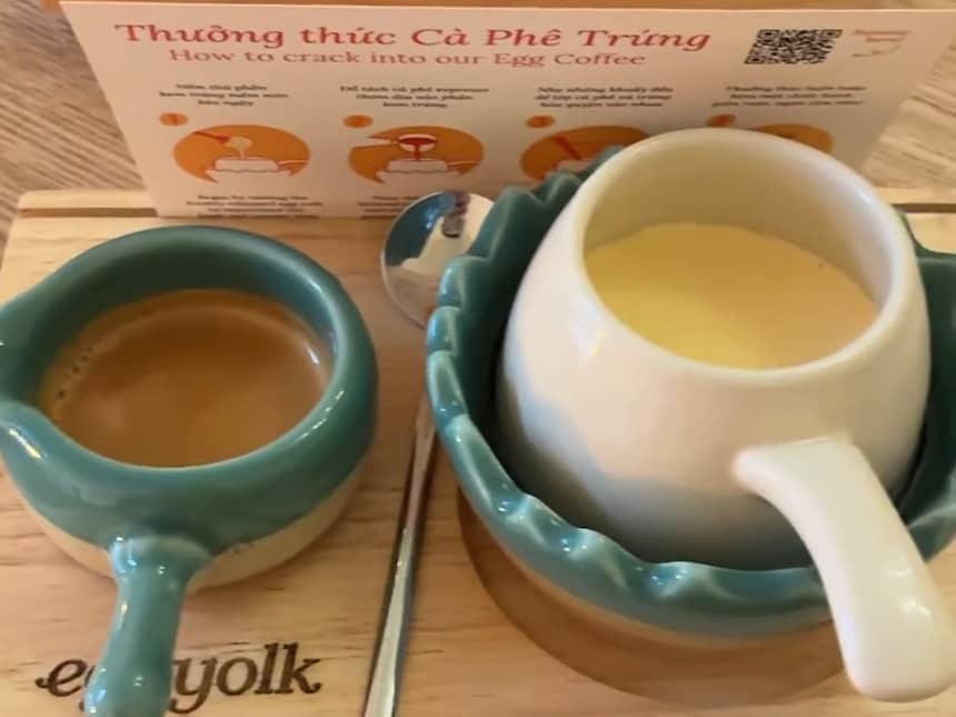ベトナムのエッグコーヒー(カフェ・チュン)。クリーミーな卵クリームとコーヒーの2層ドリンク