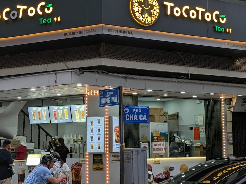 ハノイ旧市街のハンマー通りとチャーカー通りの交差点。背景にTocoTocoのタピオカ店
