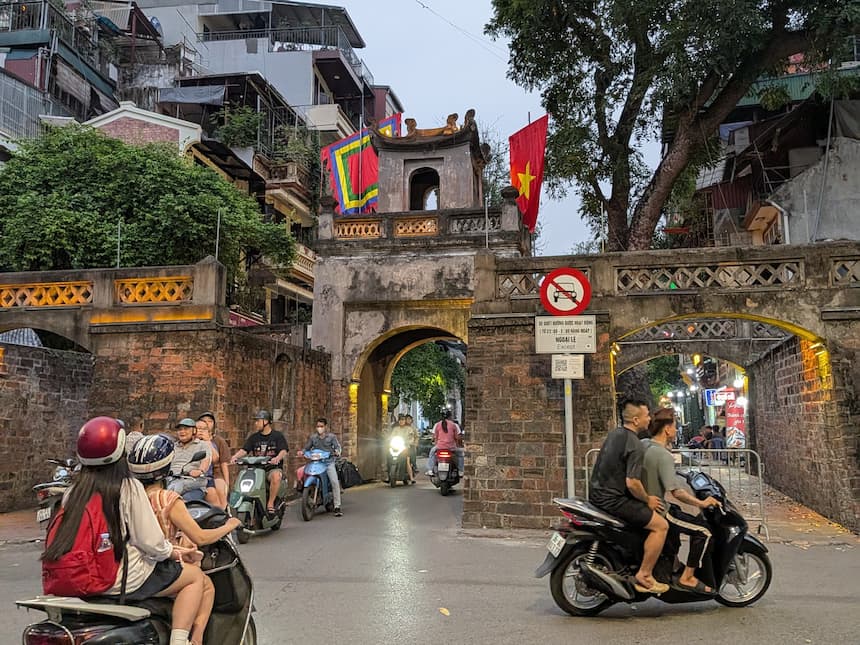 ハノイ旧市街に唯一残る城門「オークアンチュオン門(Ô Quan Chưởng)」。ベトナム国旗がたなびく