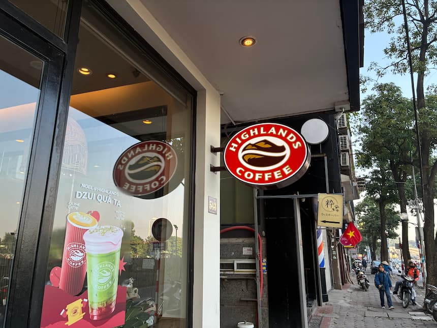 ハノイのハイランズコーヒー店舗外観。ベトナムのチェーンカフェでクレジットカードが使える例