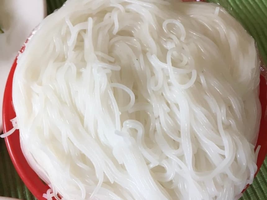  ベトナム料理に欠かせない、真っ白で滑らかな米麺「ブン（Bún）」。出来立ての新鮮な米麺のアップ画像です。