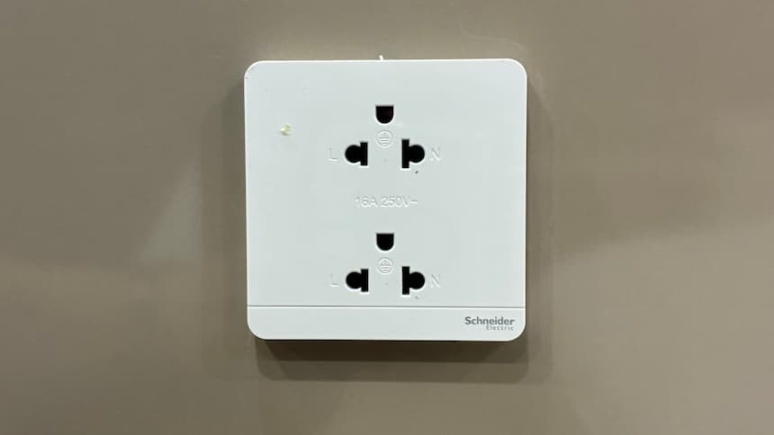 ユニバーサル型コンセント