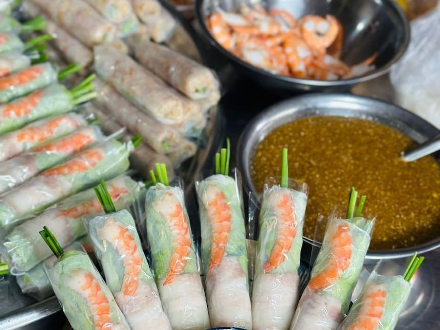 ベトナムのヘルシー料理「ゴイクオン(Gỏi cuốn)」。プリプリの海老、豚肉、新鮮なハーブをライスペーパーで巻いた生春巻き。特製のピーナッツソースと一緒に楽しむ人気の前菜です。
