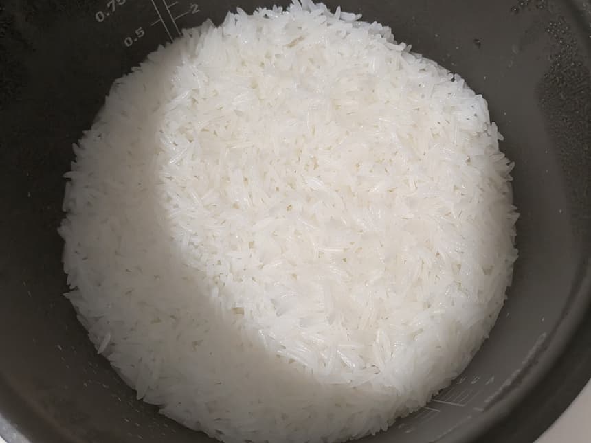 ベトナム産ST25米の炊きたてご飯 もちもちで香り高い高級米