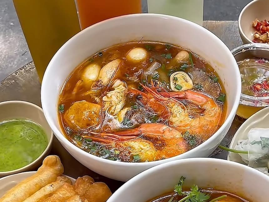 バインカン・クア。ベトナム料理、太くてもちもちの麺に濃厚なスープ