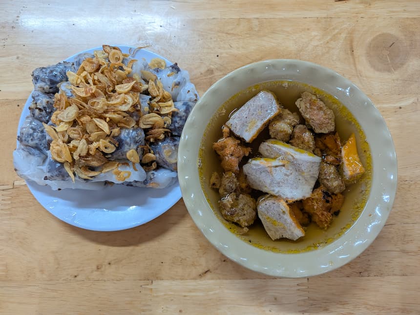 揚げエシャロットをのせたバインクオン（Bánh Cuốn）