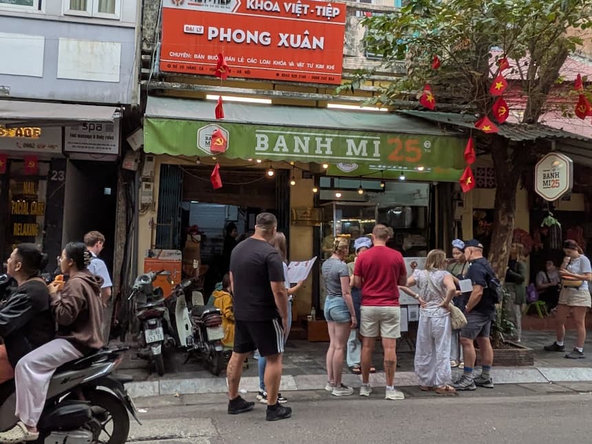 ハノイ旧市街の人気店Banh Mi 25に並ぶ観光客