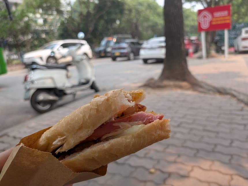 ハノイの路上で食べるバインミーのアップ