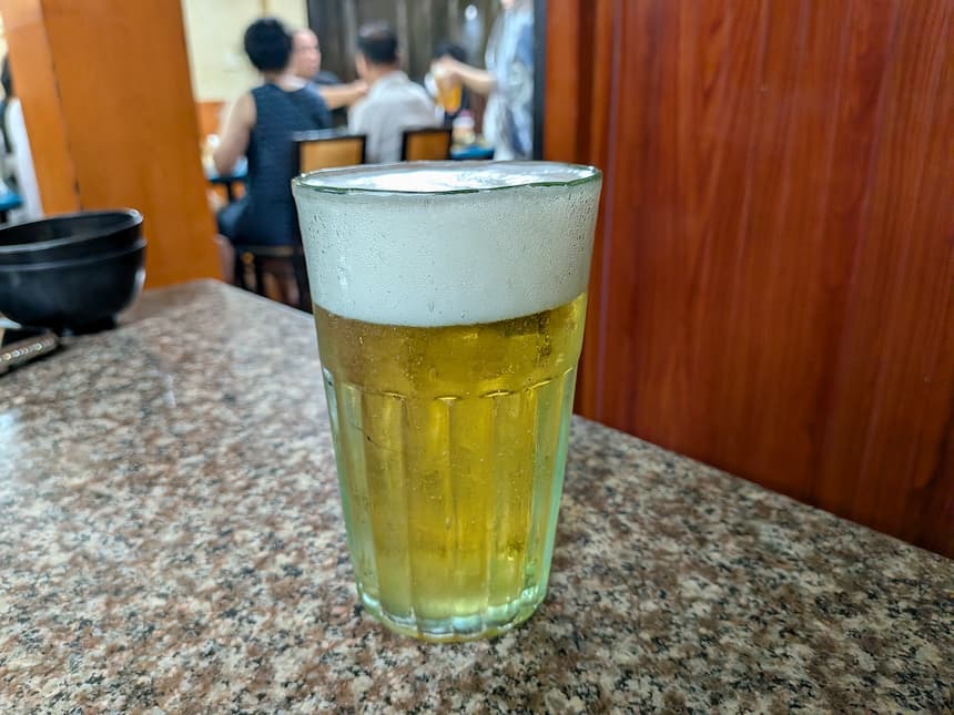 ベトナムで提供されるビアホイ（生ビール）