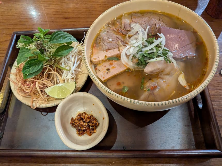 ブンボーフエ 辛い麺 レモングラススープ