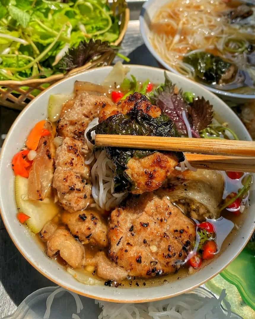 ブンチャーの食べ方(米麺をタレにつけて食べる様子)