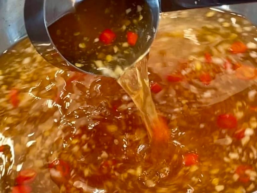 ブンチャーの甘酸っぱいヌクマムだれ(肉と漬物入り)