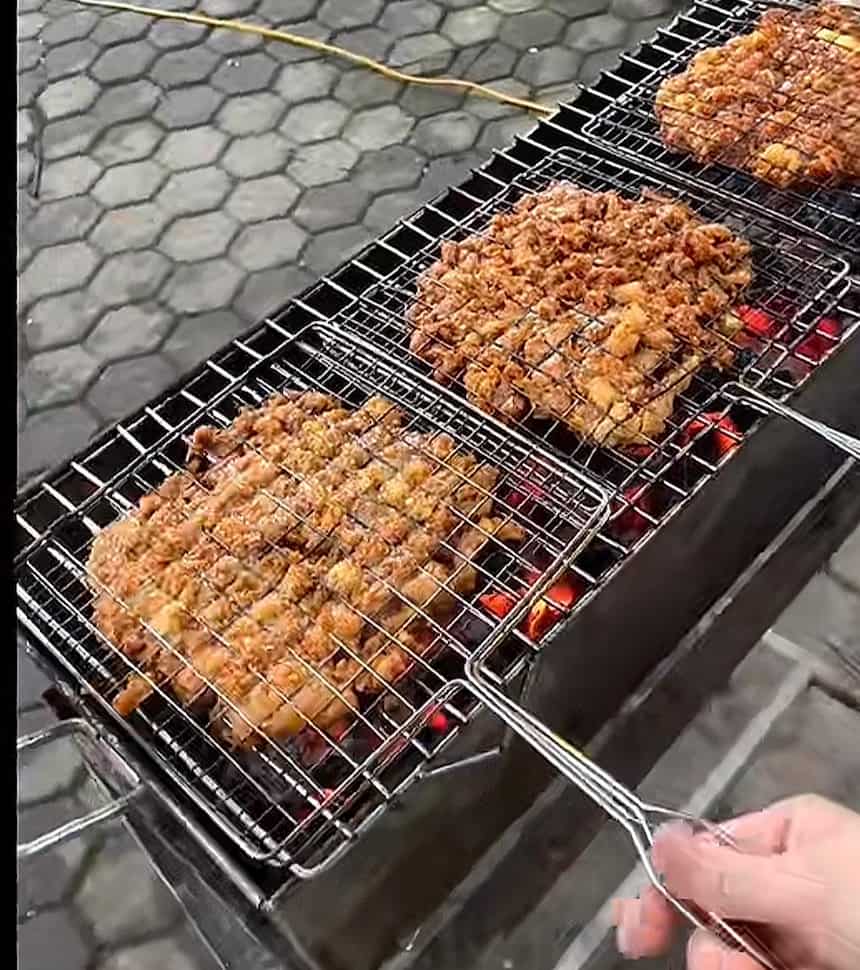 ハノイのブンチャー用炭火焼き豚肉(香ばしい煙と焼き色)