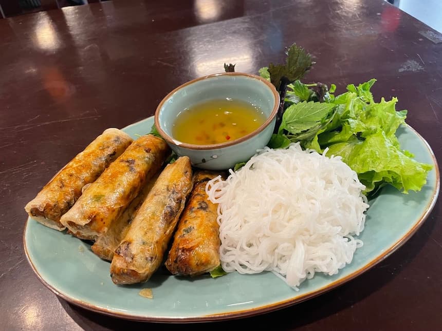 ブンとネムランを一緒に食べるベトナム料理