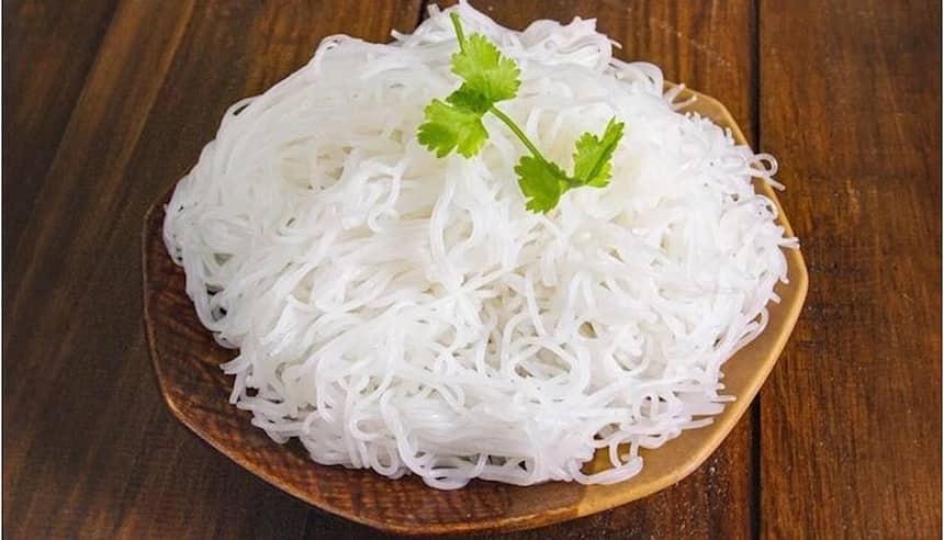 ベトナムのブン(細くて白い米麺)