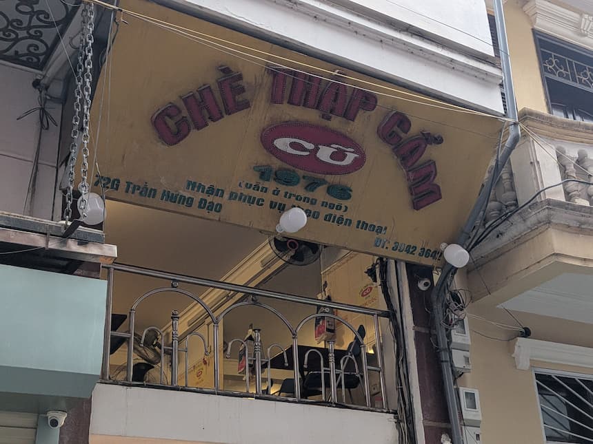 ハノイ・チャンフンダオ通りの老舗チェー店「Chè Thập Cẩm Cũ 1976」の看板。1976年創業のミックスチェー専門店で、路地の奥に店舗がある。