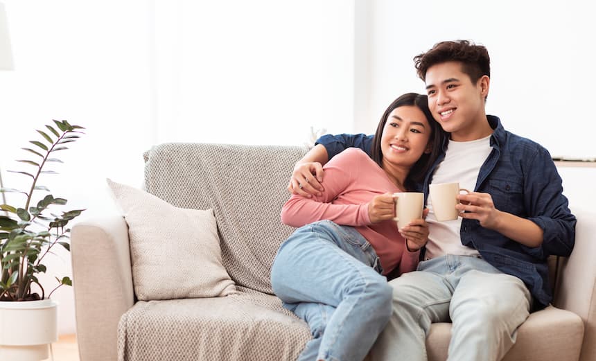 自宅でコーヒーを飲みながら寄り添うカップル|ベトナム人女性が喜ぶ日常の気遣い