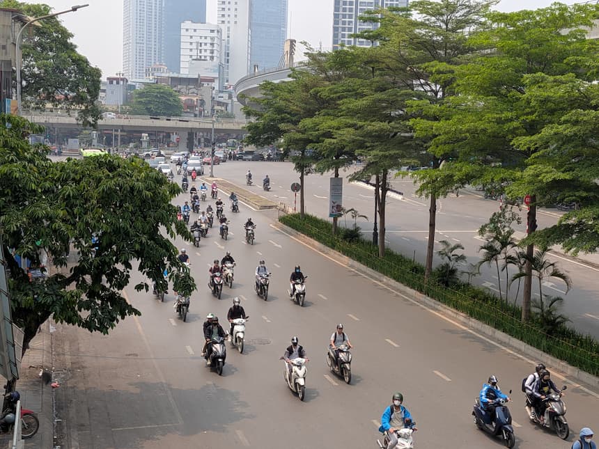 ハノイ・カウザイ駅周辺の道路を走る多くのバイクと街並み