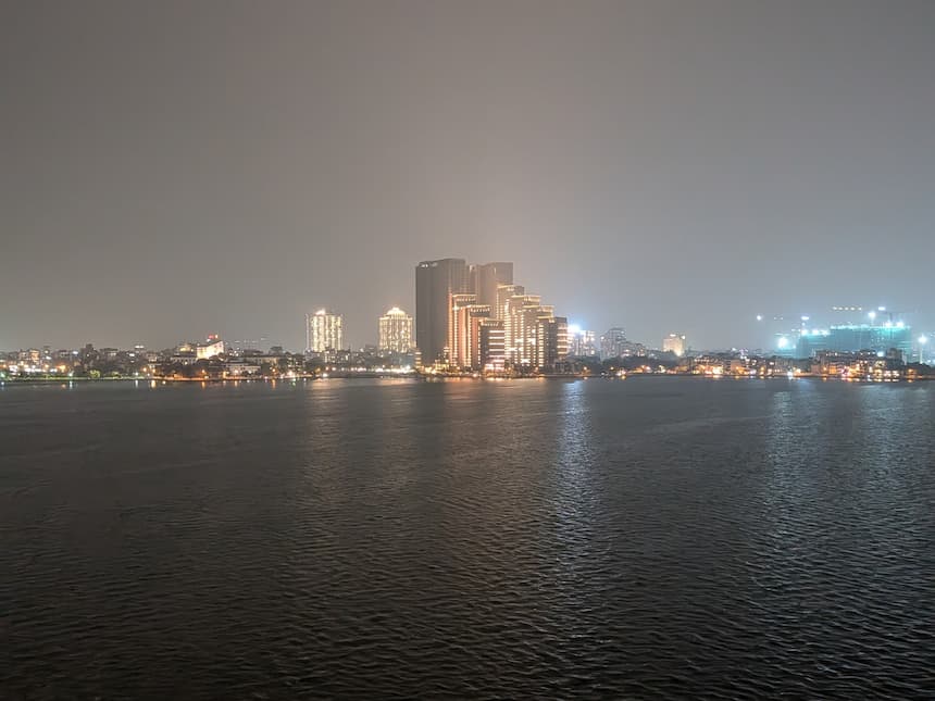 ハノイ・西湖(タイホー)の夜景と水面に映る街の光