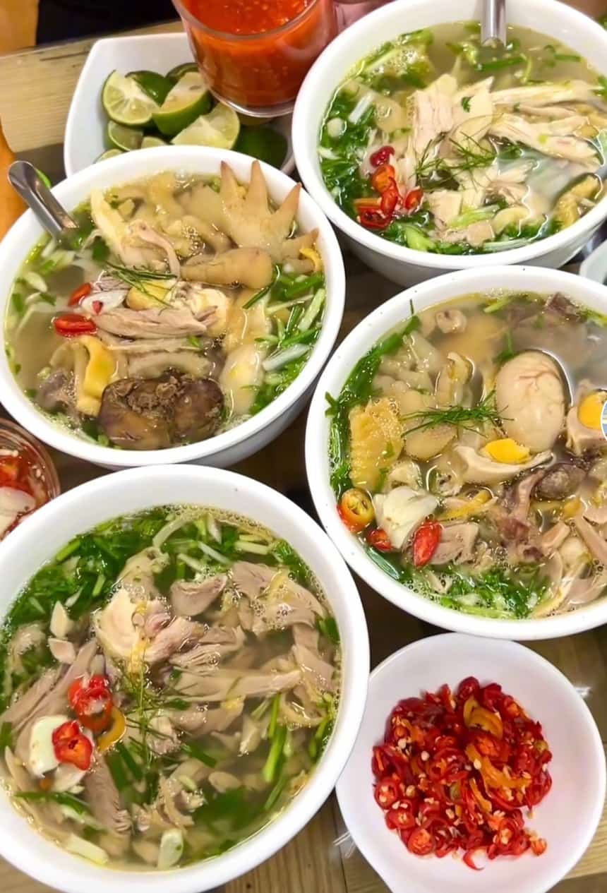 ベトナム料理フォー 鶏肉と香草がのったあっさりした伝統的な米麺スープ