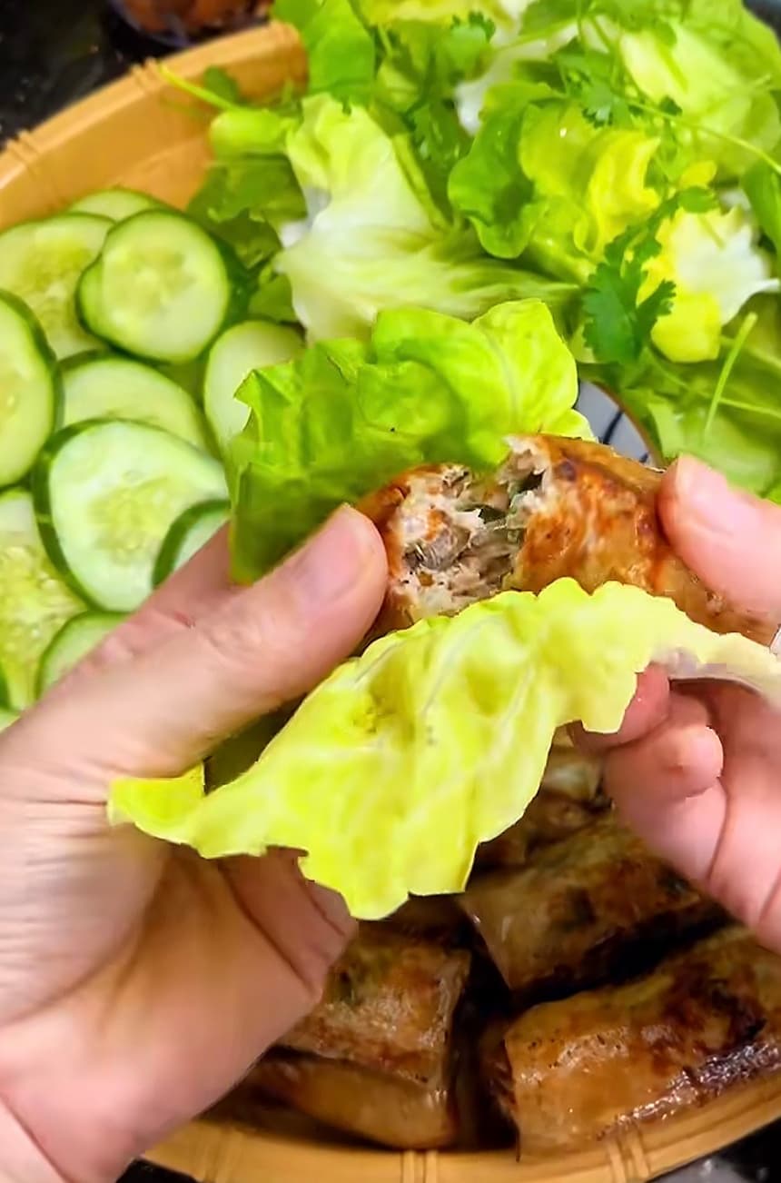 レタスと香草でネムランを包んで食べるベトナムの食べ方