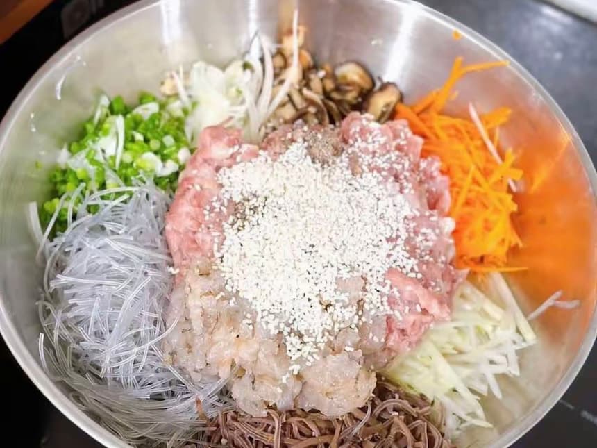 ネムランの基本具材（豚ひき肉、春雨、きくらげ、にんじん）