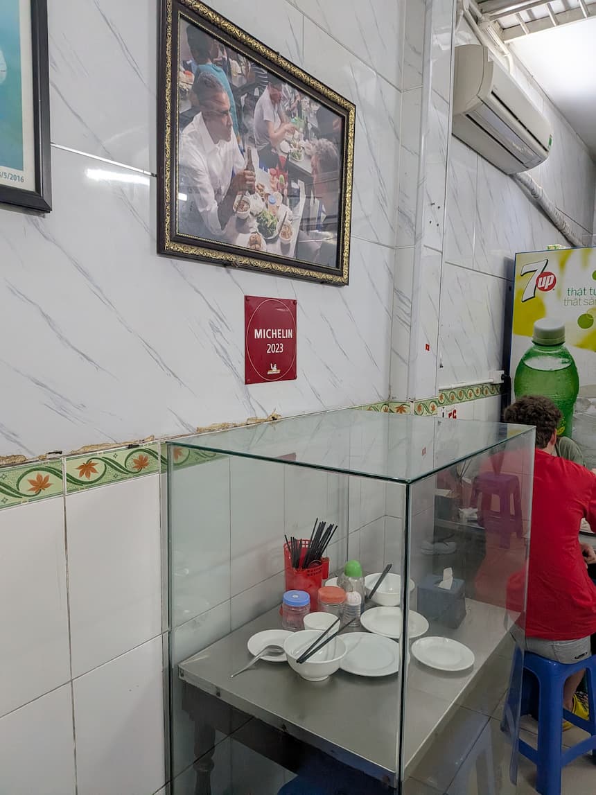 店内のオバマの写真とオバマが使った食器類