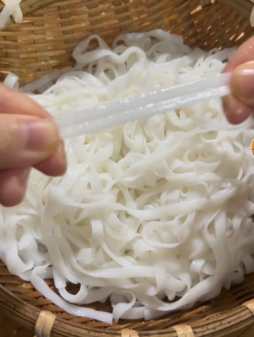 フォーの米麺 平たくて柔らかい白い麺の特徴