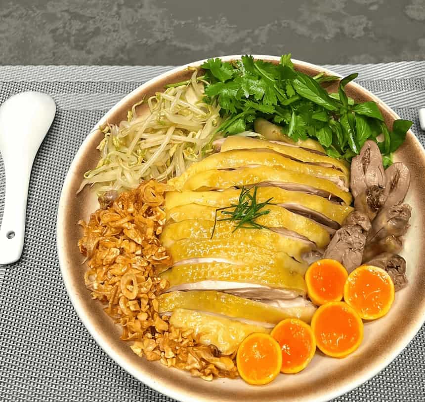 フォーチョン ベトナムの汁なしフォー 甘辛ダレと野菜を混ぜて食べる麺料理