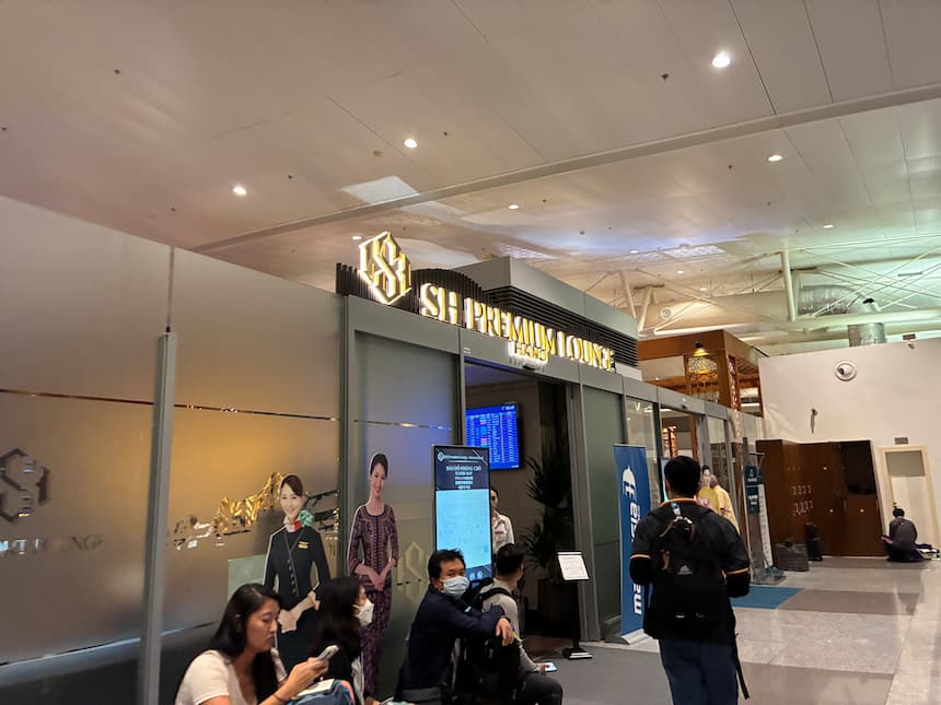 ノイバイ空港SHプレミアムラウンジの入口前で入場待ちをする利用者たち