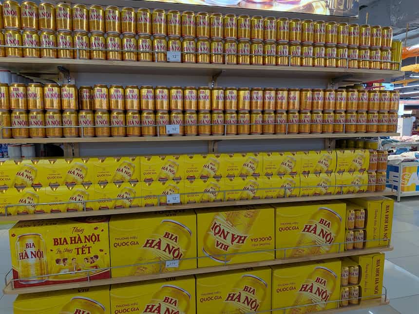 ベトナム北部で人気のハノイビール（Bia Hà Nội）が並ぶ売り場