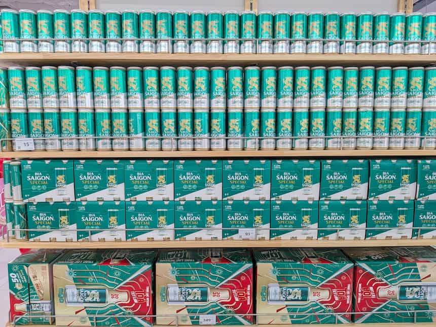 ベトナムで人気のサイゴンビール（Bia Saigon）が並ぶ売り場の様子