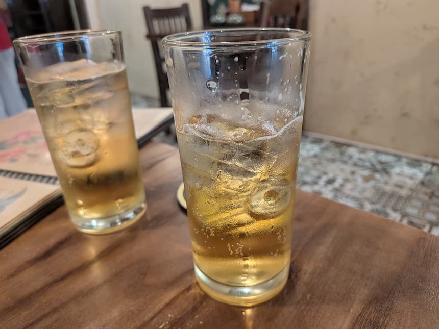 氷を入れて飲むベトナムのビール