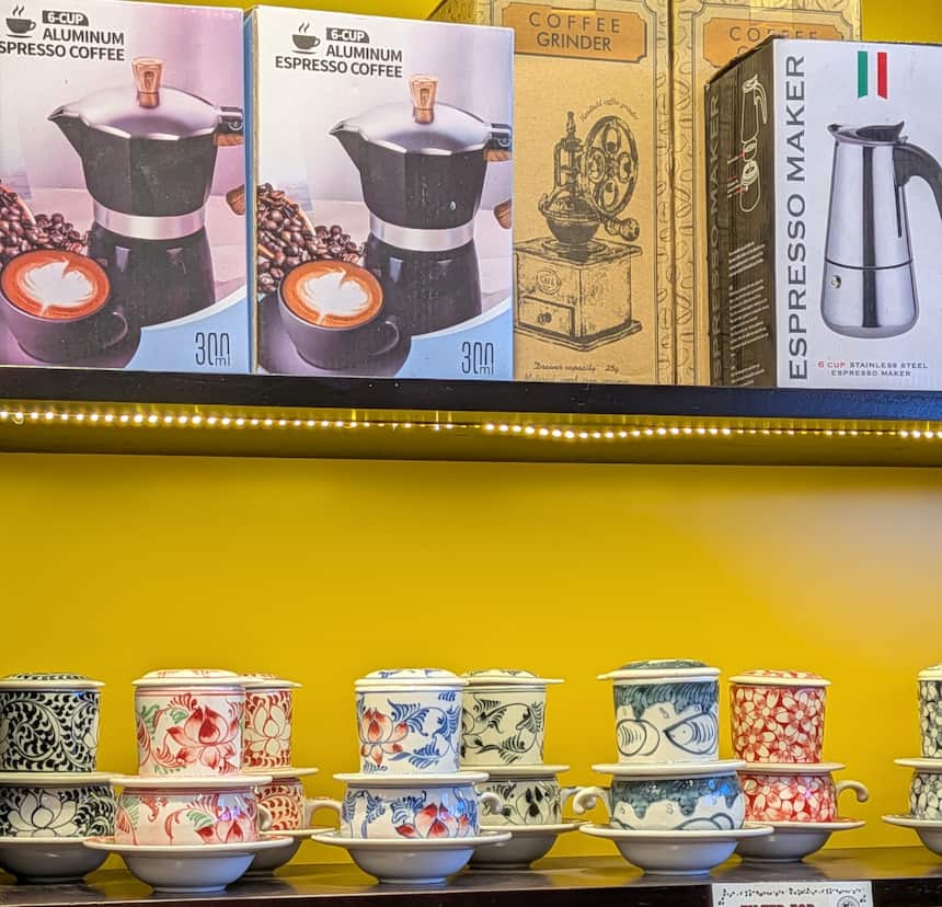 ベトナムの伝統的なコーヒー器具「フィン」とカップが並ぶショップ