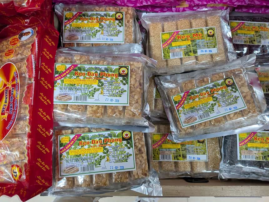 ベトナムのピーナッツキャンディー（kẹo đậu phộng）が並ぶ売り場