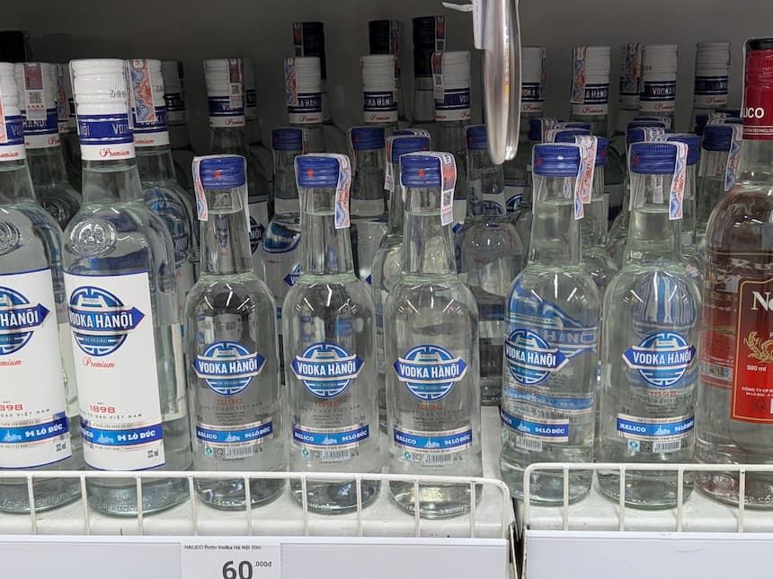 ベトナムのスーパーに並ぶ米酒(rượu gạo)のボトル