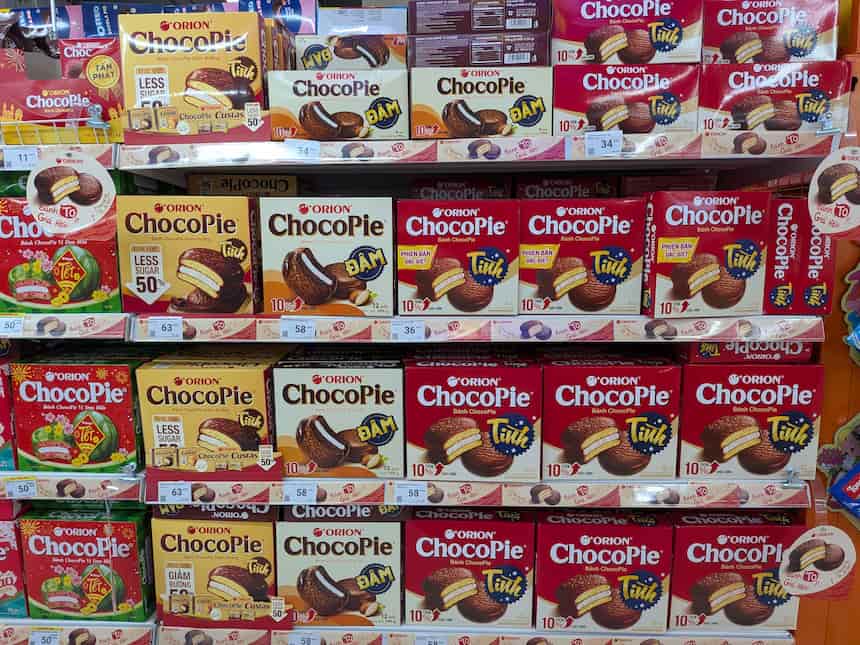 ベトナムのスーパーに並ぶチョコパイの商品棚