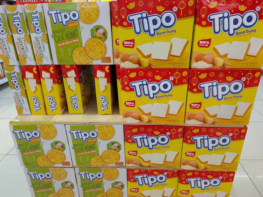ベトナムのスーパーに並ぶTipoケーキ（バイン・チュン）のお菓子
