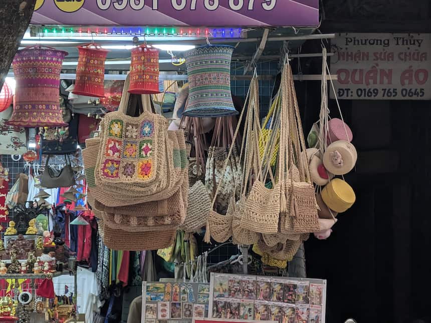ベトナムの市場で販売されているハンドメイドのバッグや雑貨