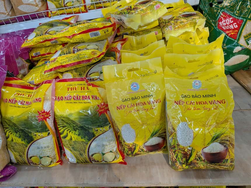 ベトナムの市場で販売されているもち米(gạo nếp)の袋