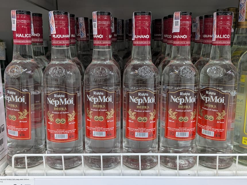 ベトナムのもち米酒(rượu nếp)が並ぶスーパーの棚