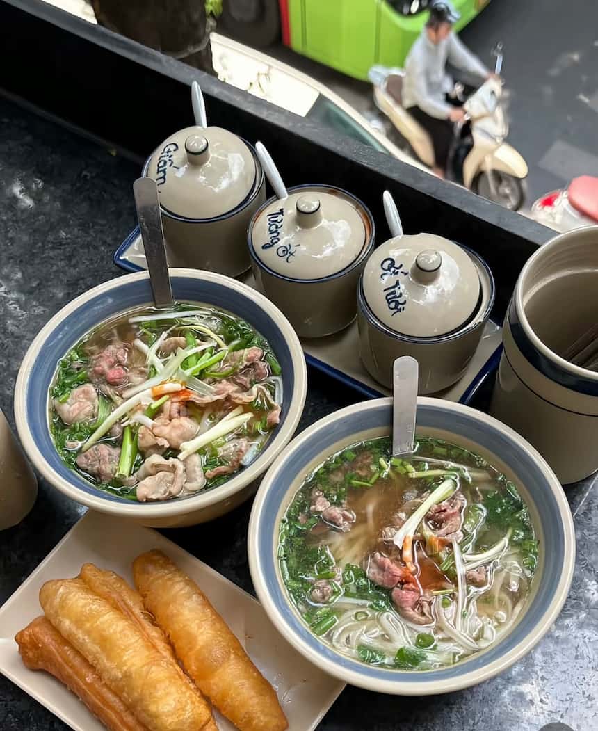 ベトナム料理フォー 牛肉と香草がのった伝統的な米麺スープ